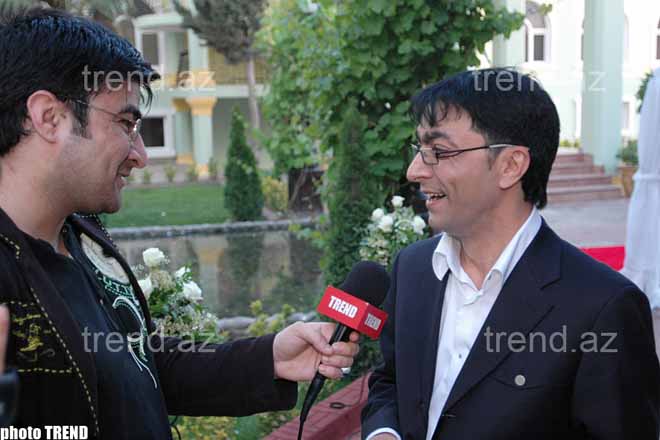 Türk estradasının ulduzu Çingiz Kurtoğlu müğənni Elçin Hüseynovun toyunda doyunca oxuyub-oynadı (fotosessiya)