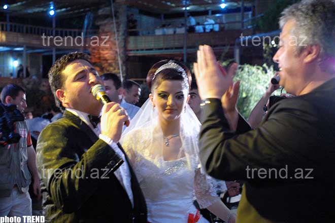 Türk estradasının ulduzu Çingiz Kurtoğlu müğənni Elçin Hüseynovun toyunda doyunca oxuyub-oynadı (fotosessiya)