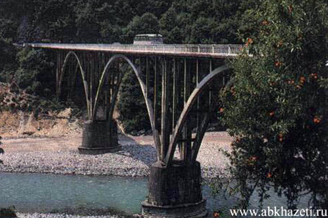 Hacıqabul-Bəhramtəpə yolunun 8-ci kilometrliyində Kür çayı üzərindəki dağılmış körpünün əvəzinə yenisi tikilə bilər