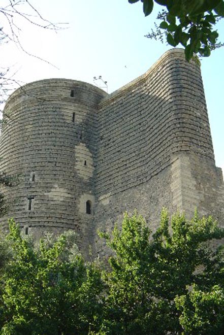 Bakıda Qız Qalasında gənc qızın intihar cəhdinin qarşısı alınıb