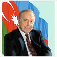 Azərbaycan ictimaiyyəti Heydəri Əliyevin vəfatının ikinci ildönümündə Fəxri Xiyabanı ziyarət edir