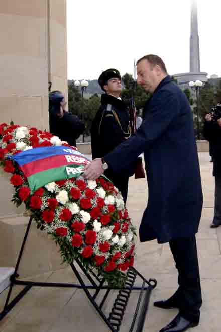 Prezident İlham Əliyev Şəhidlər Xiyabanını ziyarət edib