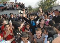 Nazpəri Dostəliyeva məcburi köçkünləri sevindirdi