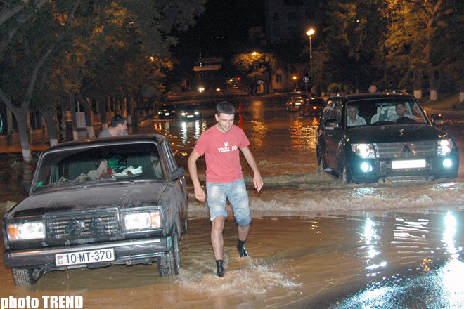 Bakının mərkəzi küçələrini su basıb (fotosessiya)