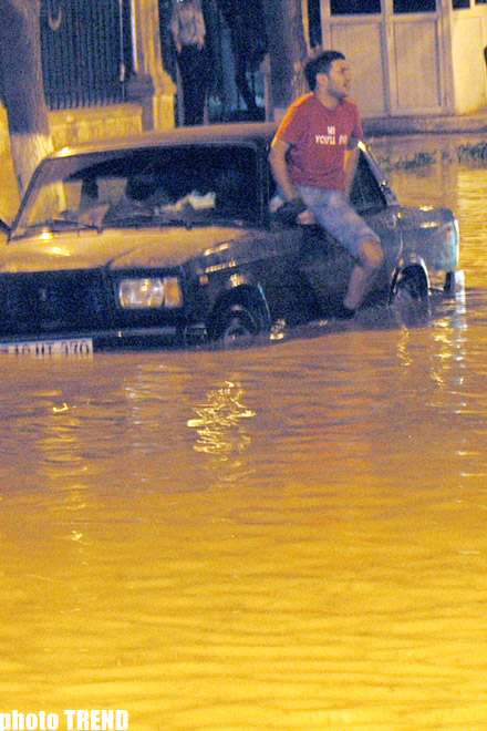 Bakının mərkəzi küçələrini su basıb (fotosessiya)