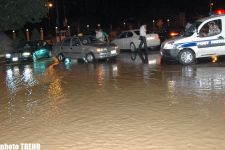 Bakının mərkəzi küçələrini su basıb (fotosessiya)