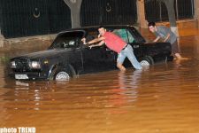 Bakının mərkəzi küçələrini su basıb (fotosessiya)