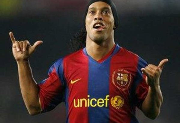 Ronaldinyo karyerasını başa vurdu