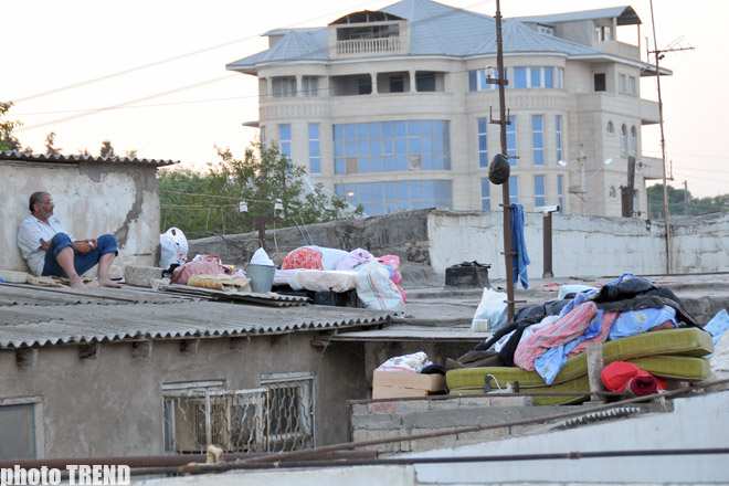 Bakıda kanalizasiya sisteminin növbəti dəfə sıradan çıxması nəticəsində evlər su altında qalıb (fotosessiya)