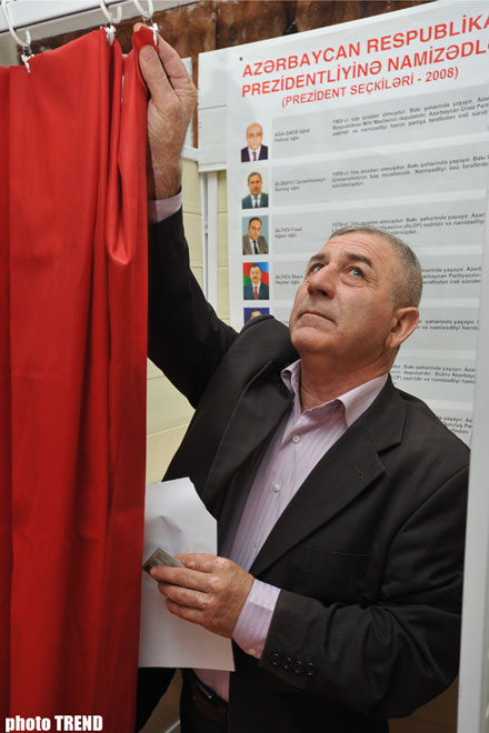 Azərbaycan vətəndaşları respublika prezidentini seçirlər - fotosessiya