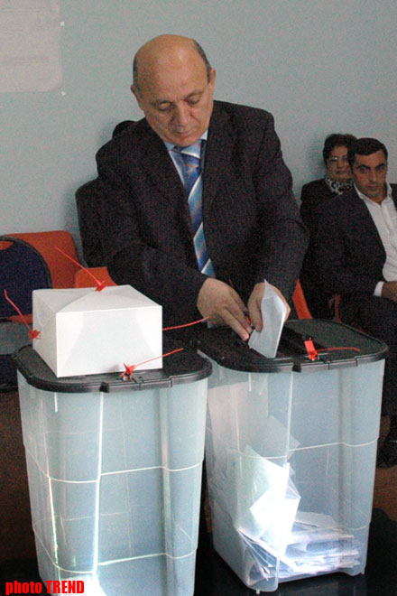 Azərbaycan vətəndaşları respublika prezidentini seçirlər - fotosessiya