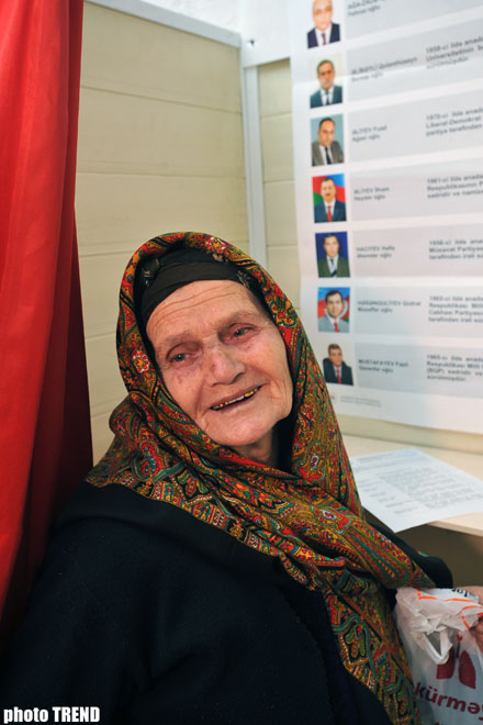 Azərbaycan vətəndaşları respublika prezidentini seçirlər - fotosessiya