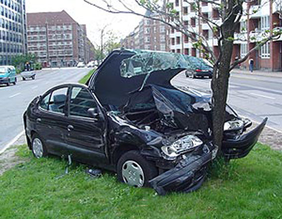 Sumqayıtda "BMW" ağaca çırpıldı, sürücü öldü