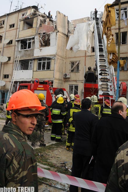 Bakıda yaşayış binasında baş verən partlayış zamanı üç nəfər həlak olub, altı nəfər yaralanıb - fotosessiya