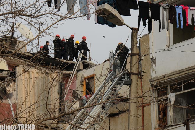 Bakıda yaşayış binasında baş verən partlayış zamanı üç nəfər həlak olub, altı nəfər yaralanıb - fotosessiya