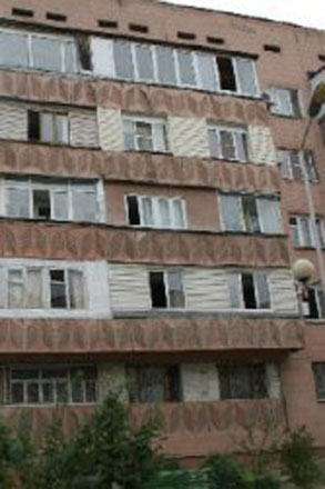 Lənkəranda 16 mənzilli bina qəza vəziyyətinə düşüb
