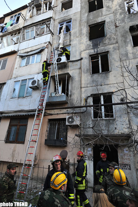 Azərbaycanda beşmərtəbəli yaşayış binasında partlayış olub, 18 nəfər təxliyə edilib