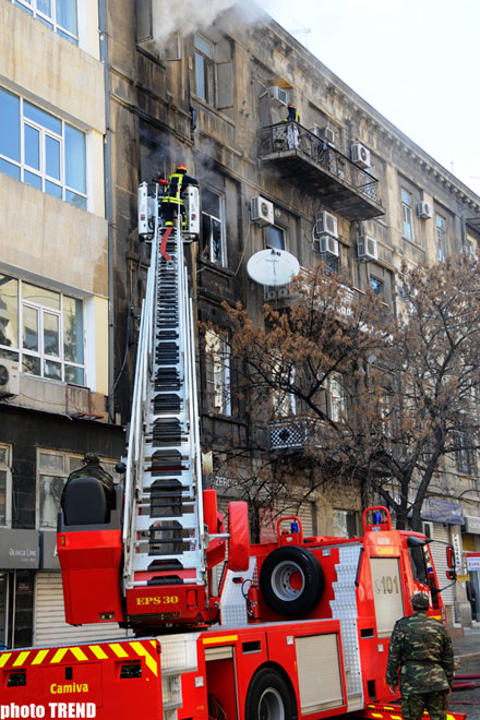 Bakının mərkəzində yaşayış binası yanır (TƏCİLİ)