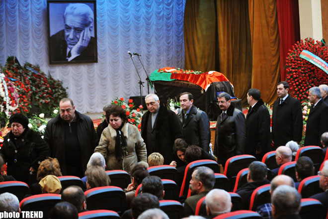 Azərbaycan ictimaiyyəti xalq şairi Bəxtiyar Vahabzadə ilə vidalaşır (fotosessiya)