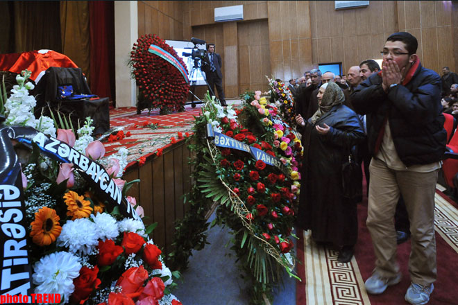 Azərbaycan ictimaiyyəti xalq şairi Bəxtiyar Vahabzadə ilə vidalaşır (fotosessiya)