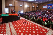 Azərbaycan ictimaiyyəti xalq şairi Bəxtiyar Vahabzadə ilə vidalaşır (fotosessiya)