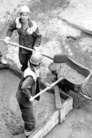 Şəkidə fəhlə  hamam tikərkən hündürlükdən yıxılıb öldü