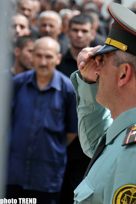Azərbaycan Penitensiar Xidmətinin əməkdaşı məhkumlara narkotik keçirmək istəyərkən saxlanılıb