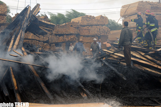 Bakıda taxta tikinti materillar bazarında baş vermiş yanğın söndürülüb (ƏLAVƏ OLUNUB) (fotosessiya)