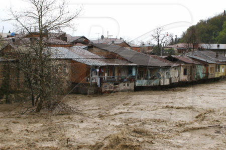 Gürcüstanın bəzi kəndlərində daşqın baş verib, körpü uçub