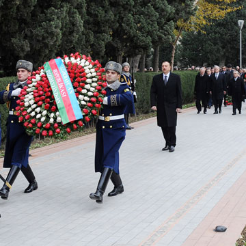Azərbaycan Prezidenti ümummilli lider Heydər Əliyevin məzarını ziyarət edib (YENİLƏNİB)(FOTO)