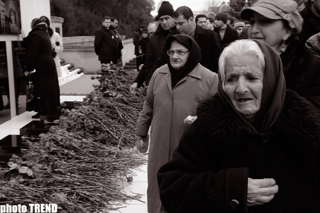 Azərbaycan ictimaiyyəti 20 Yanvar faciəsinin 20-ci ildönümünü qeyd edir (FOTOSESSİYA)