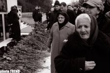 Azərbaycan ictimaiyyəti 20 Yanvar faciəsinin 20-ci ildönümünü qeyd edir (FOTOSESSİYA)