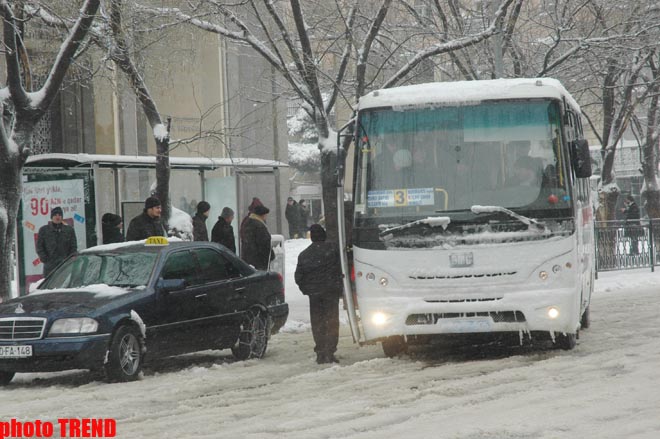 Əlverişsiz hava şəraiti Bakıda sərnişin avtobuslarının işində problemlər yaradıb
