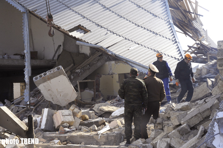 Bakıda baş vermiş partlayış nəticəsində dağılmış binanın qalıqları altından bir nəfərin cəsədi çıxarılıb (ƏLAVƏ OLUNUB-8) (FOTO)