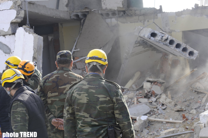 Bakıda baş vermiş partlayış nəticəsində dağılmış binanın qalıqları altından bir nəfərin cəsədi çıxarılıb (ƏLAVƏ OLUNUB-8) (FOTO)