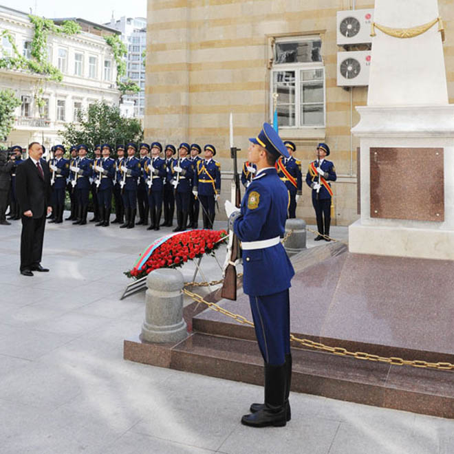 Prezident İlham Əliyev Azərbaycan Xalq Cümhuriyyətinin şərəfinə ucaldılmış abidəni ziyarət edib (ƏLAVƏ OLUNUB)