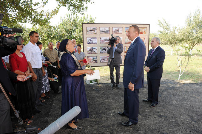 Azərbaycan Prezidneti Kür çayının daşması nəticəsində evləri dağılan vətəndaşlar üçün tikilən yeni mənzillərin orderlərini təqdim edib (ƏLAVƏ OLUNUB) (FOTO)