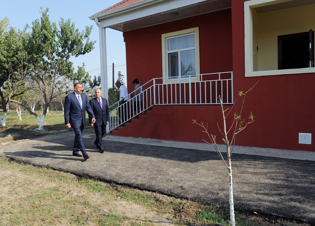 Azərbaycan Prezidneti Kür çayının daşması nəticəsində evləri dağılan vətəndaşlar üçün tikilən yeni mənzillərin orderlərini təqdim edib (ƏLAVƏ OLUNUB) (FOTO)