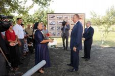 Azərbaycan Prezidneti Kür çayının daşması nəticəsində evləri dağılan vətəndaşlar üçün tikilən yeni mənzillərin orderlərini təqdim edib (ƏLAVƏ OLUNUB) (FOTO)
