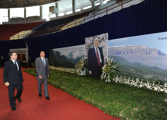 İlham Əliyev "Azərbaycan yaşıl dünya naminə" devizi altında keçirilən beynəlxalq ekologiya sərgisi ilə tanış olub (FOTO)