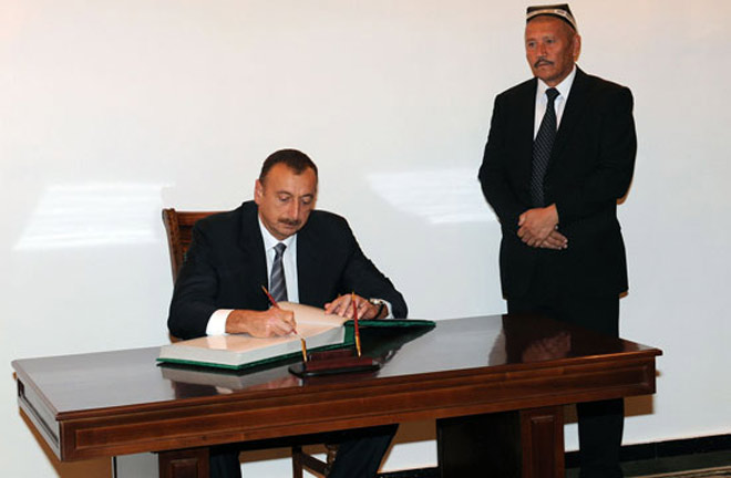 Azərbaycan Prezidenti Daşkənddəki "Həzrəti-İmam" məscid-kompleksi ilə tanış olub (FOTO)