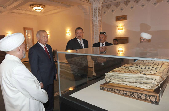 Azərbaycan Prezidenti Daşkənddəki "Həzrəti-İmam" məscid-kompleksi ilə tanış olub (FOTO)