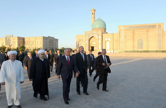 Azərbaycan Prezidenti Daşkənddəki "Həzrəti-İmam" məscid-kompleksi ilə tanış olub (FOTO)