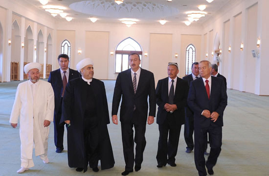 Azərbaycan Prezidenti Daşkənddəki "Həzrəti-İmam" məscid-kompleksi ilə tanış olub (FOTO)