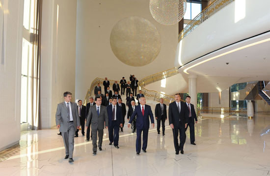 İlham Əliyev Daşkənddə Forumlar sarayı ilə tanış olub (FOTO)