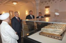 Azərbaycan Prezidenti Daşkənddəki "Həzrəti-İmam" məscid-kompleksi ilə tanış olub (FOTO)
