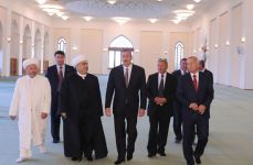 Azərbaycan Prezidenti Daşkənddəki "Həzrəti-İmam" məscid-kompleksi ilə tanış olub (FOTO)