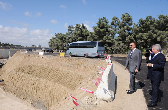Azərbaycan Prezidenti İlham Əliyev Bakıda avtomobil yollarının genişləndirilməsi və tikintisi ilə tanış olub (FOTO)