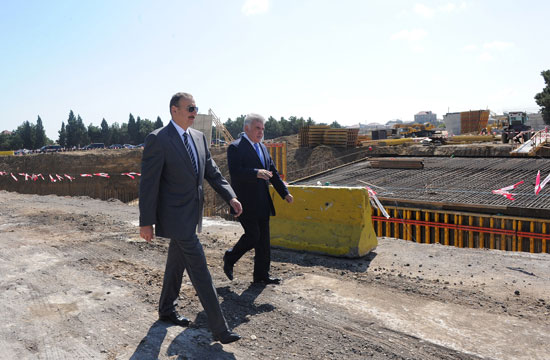 Azərbaycan Prezidenti İlham Əliyev Bakıda avtomobil yollarının genişləndirilməsi və tikintisi ilə tanış olub (FOTO)