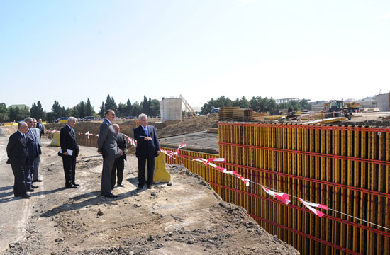 Azərbaycan Prezidenti İlham Əliyev Bakıda avtomobil yollarının genişləndirilməsi və tikintisi ilə tanış olub (FOTO)